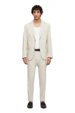 "Drykorn herenpak beige linnen vooraanzicht – model met colbert en pantalon"