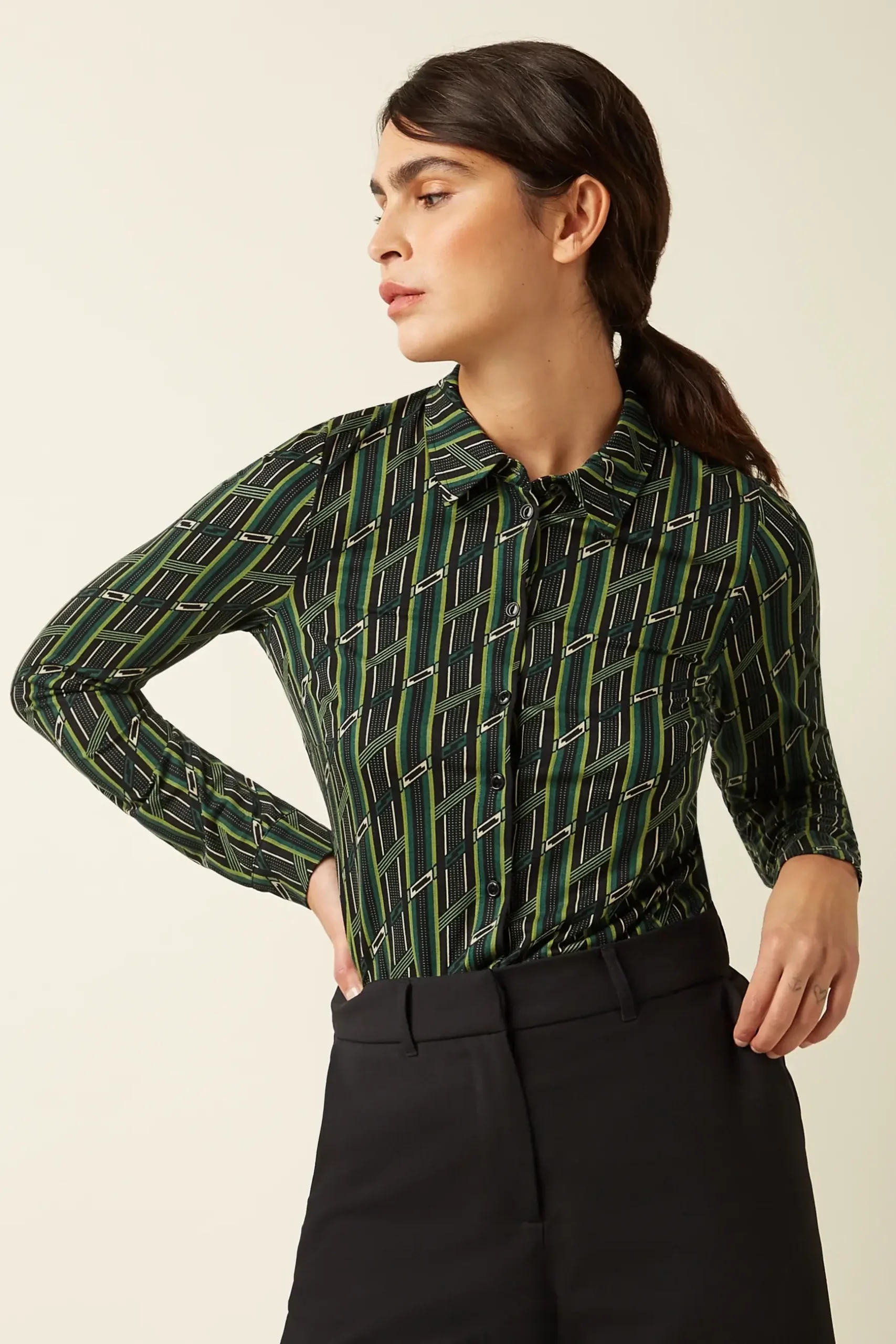 king louie blouse Brina a (1) Model draagt King Louie Blouse Brina in retro groen motief, voorkant zichtbaar