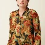 King Louie maisie blouse dazz met bloemenprint in warme herfsttinten – voorkant gedragen door model