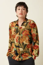 King Louie maisie blouse dazz met bloemenprint in warme herfsttinten – voorkant gedragen door model
