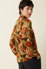 King Louie blouse met retro bloemenmotief in goud, rood en groen – achteraanzicht gedragen door model