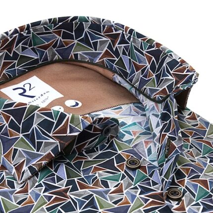 Close-up van R2 Amsterdam overhemd met geometrische print in groen, bruin, blauw en wit, en contrasterende kraagdetails.