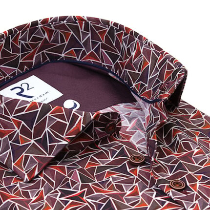 Close-up van R2 Amsterdam overhemd met groene geometrische print en contrasterende kraag met rode accenten.