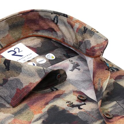 Close-up van R2 Amsterdam overhemd met bergbeklimmerprint in warme aardetinten.