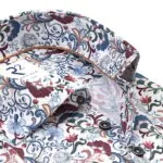 Close-up van R2 Amsterdam overhemd in wit met multicolor bloemenprint en contrasterende kraagdetails.