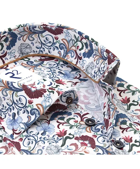 130.WSP.068_073_2 Close-up van R2 Amsterdam overhemd in wit met multicolor bloemenprint en contrasterende kraagdetails.