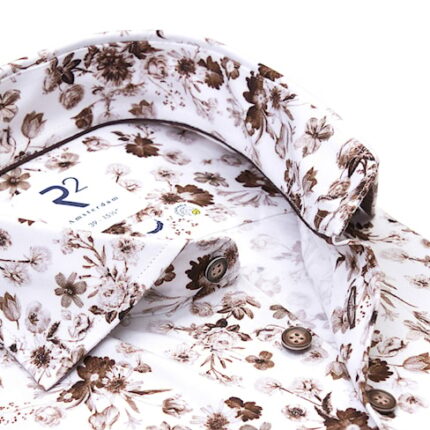Close-up van R2 Amsterdam overhemd in wit met groene en bruine bloemenprint en contrasterende binnenkraag.