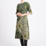 Ivko jurk met saliegroene kilimprint, voorkant, halflange mouwen en A-lijn pasvorm