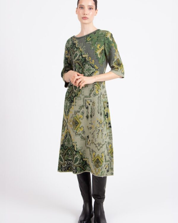 Ivko jurk met saliegroene kilimprint, voorkant, halflange mouwen en A-lijn pasvorm
