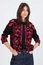 Voorzijde model: Ivko cardigan Plantopia rood zwart – voorkant gedragen