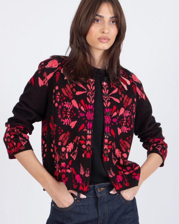 Voorzijde model: Ivko cardigan Plantopia rood zwart – voorkant gedragen