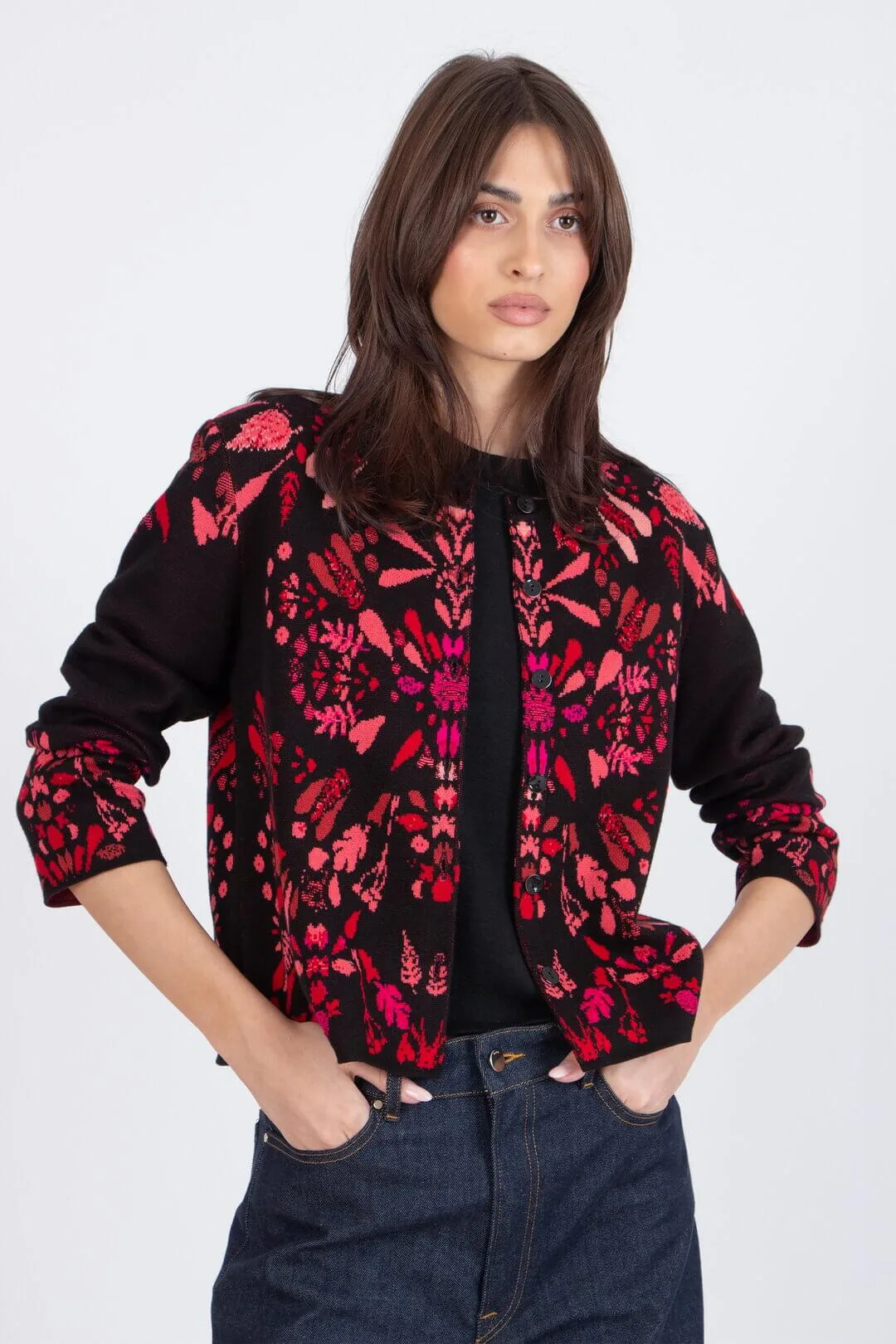 ivko cardigan plantopia rood a (1) Voorzijde model: Ivko cardigan Plantopia rood zwart – voorkant gedragen