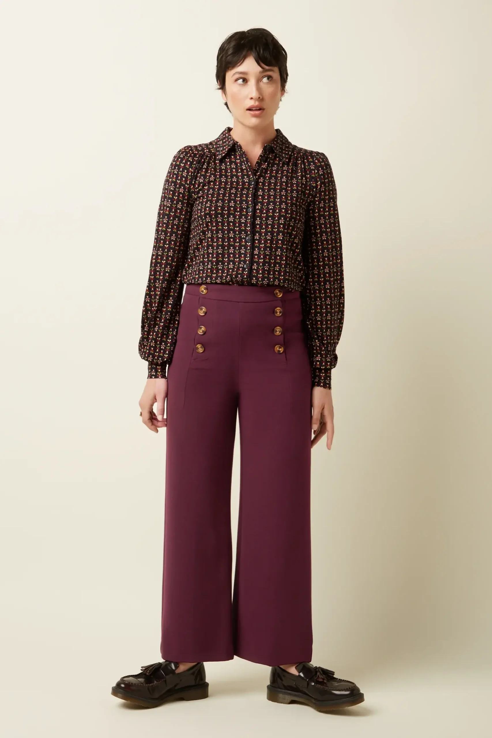 10197001_2 (1) King Louie Blouse Carina Jangle black – voorkant met retro bloemenprint, Sjosz Mode Zutphen