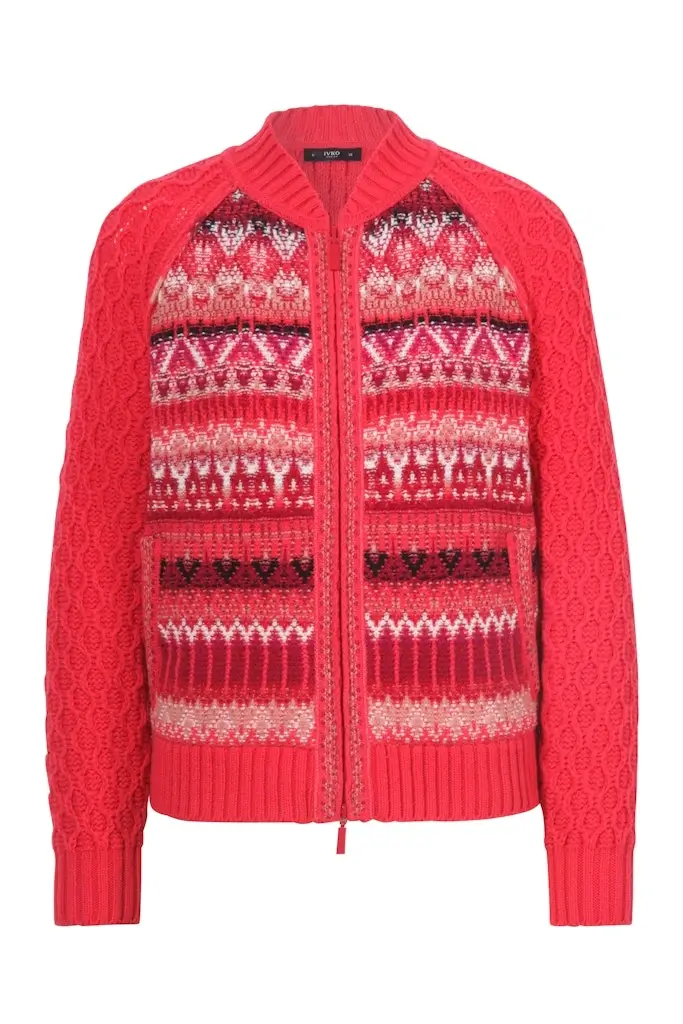 IVKO-Woman_AutumnWinter-2025_044_252610.044 (1) (1) Ivko bombervest met jacquardpatroon in roodtinten – voorkant, Sjosz Mode Zutphen