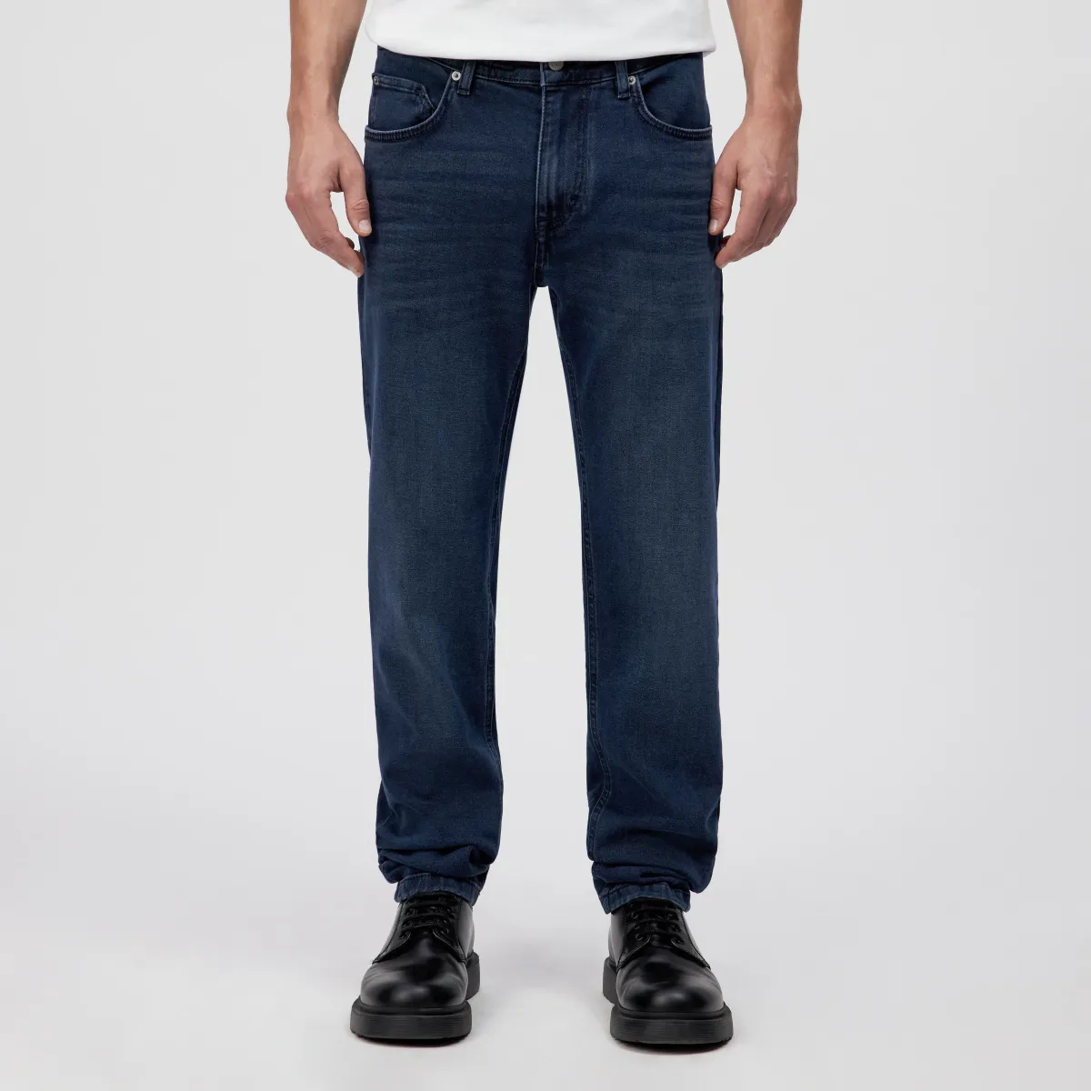 donkerblauwe heren jeans, slim fit model van drykorn