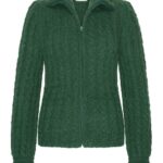 Groen handgebreid Inti vest van baby-alpacawol met rits en kraag, duurzaam gemaakt in Ecuador.