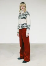 Model draagt Inti vest beige met zwart patroon van baby alpacawol