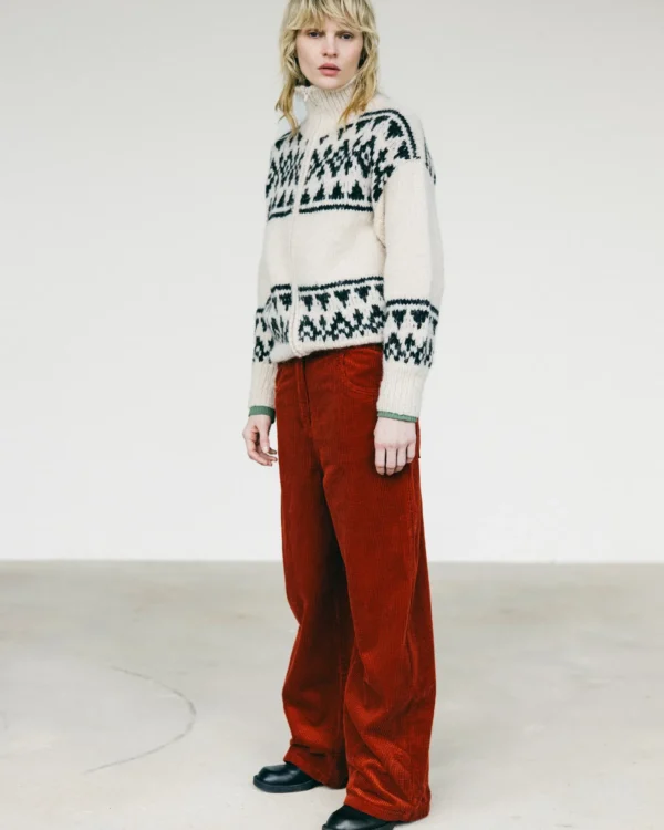 Model draagt Inti vest beige met zwart patroon van baby alpacawol