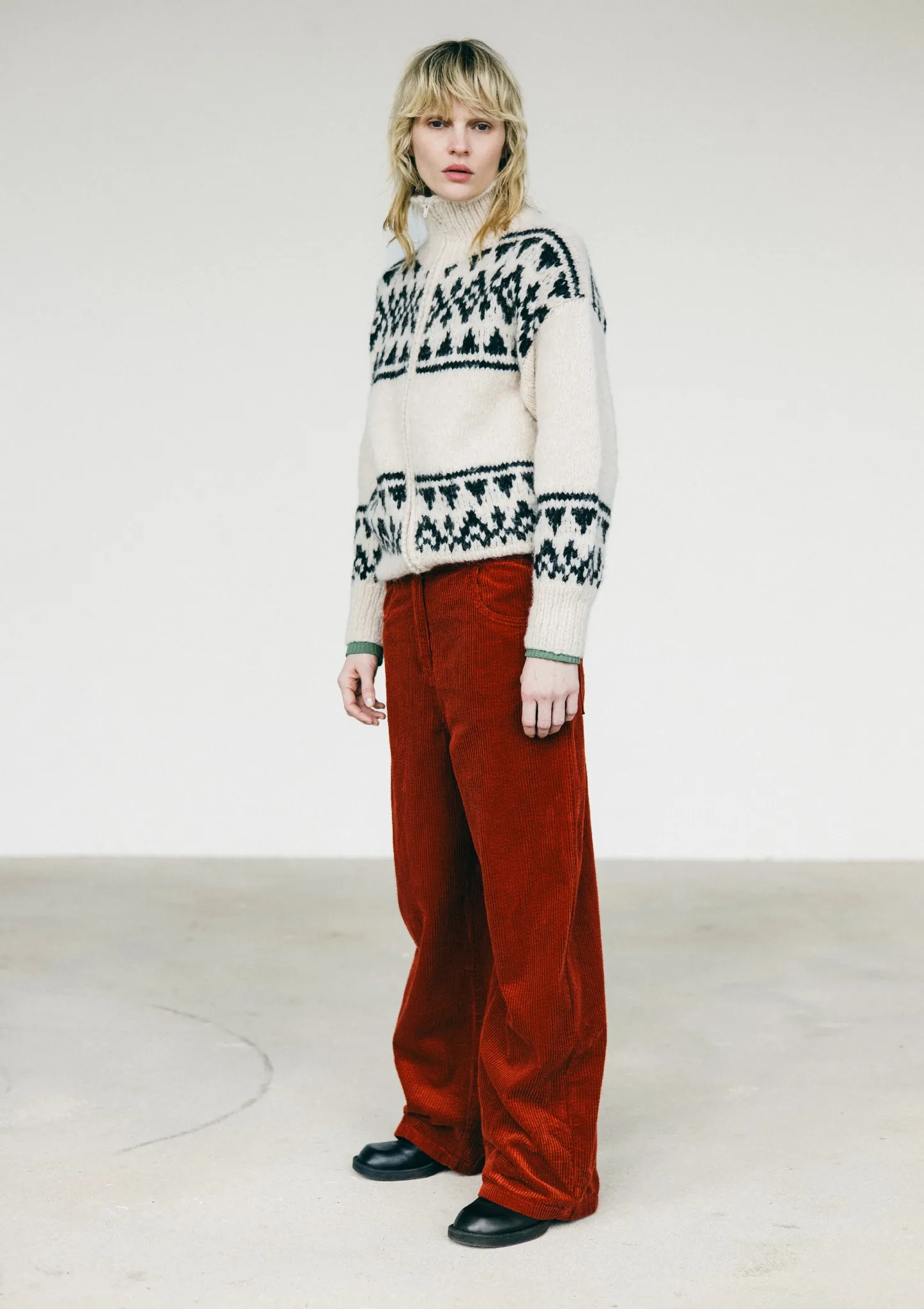 inti_cardigan_model_150kb Model draagt Inti vest beige met zwart patroon van baby alpacawol