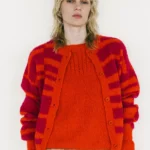 Model draagt Inti cardigan oranje roze baby alpacawol