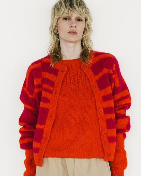 Model draagt Inti cardigan oranje roze baby alpacawol