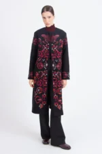 Ivko geborduurde wollen jas met knoopsluiting – gestyled look, Sjosz Mode Zutphen