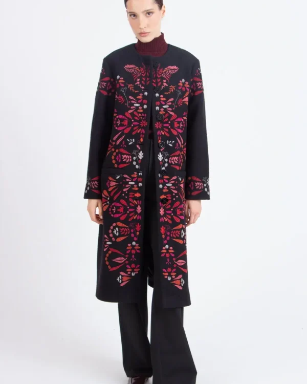 Ivko geborduurde wollen jas met knoopsluiting – gestyled look, Sjosz Mode Zutphen