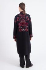 Ivko lange wollen jas met rood en roze borduurwerk – achterkant, Sjosz Mode Zutphen