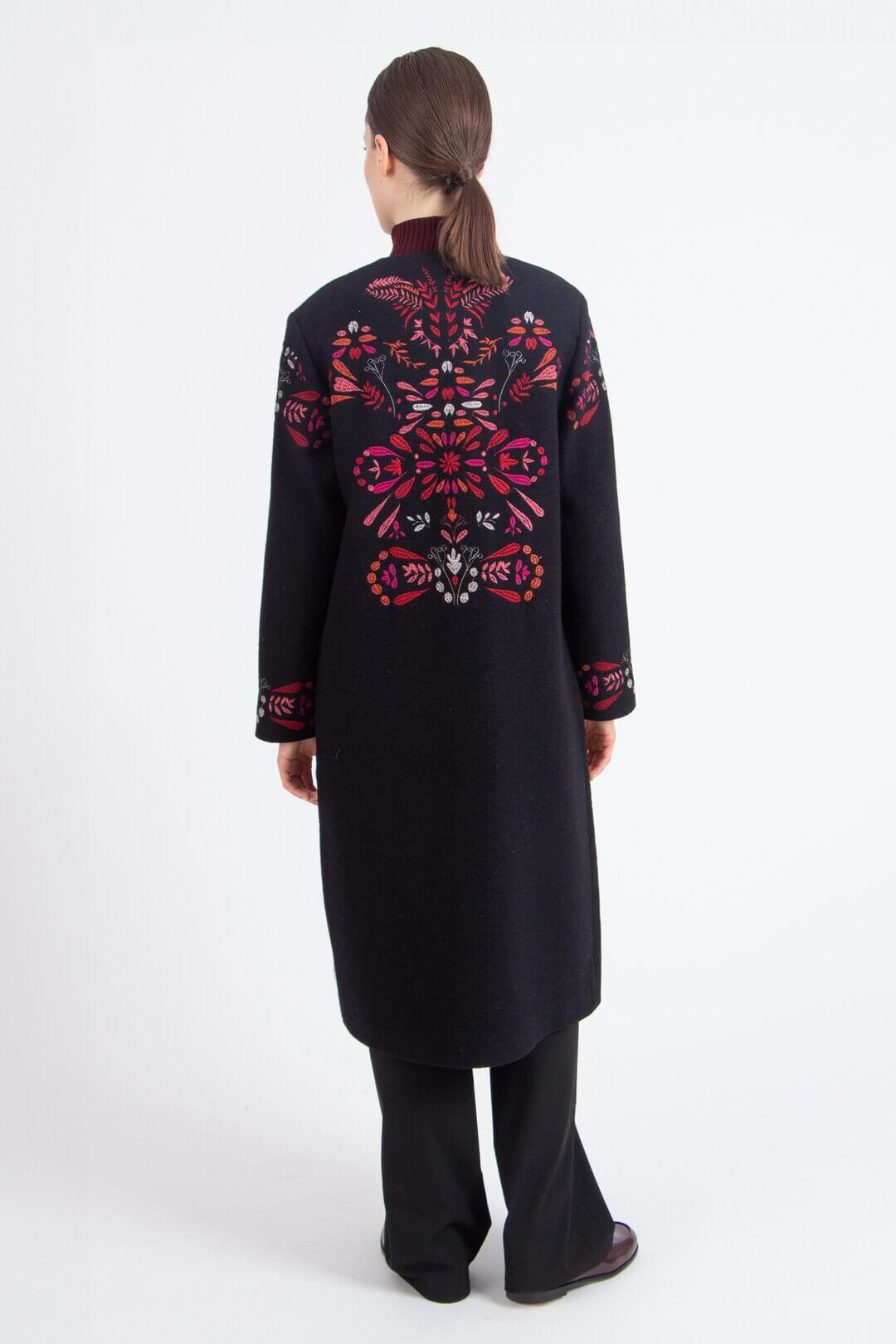 ivko boiled wool b (1) Ivko lange wollen jas met rood en roze borduurwerk – achterkant, Sjosz Mode Zutphen