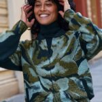 Streetstyle look met Ivko bombervest in groene tinten, gedragen met rolkraag — Sjosz Mode Zutphen