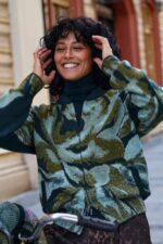 Streetstyle look met Ivko bombervest in groene tinten, gedragen met rolkraag — Sjosz Mode Zutphen