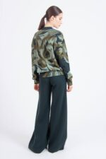 Ivko gebreid vest met grote bloemprint, achterkant — Sjosz Mode Zutphen