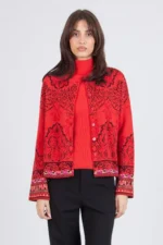 IVKO cardigan Ornament Pattern Coral Red – gebreid vest met oriëntaals motief in rood en zwart, Sjosz Mode Zutphen