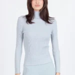 Ivko ribgebreide coltrui in zachte blauwtint – voorkant, Sjosz Mode Zutphen