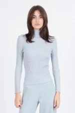 Ivko ribgebreide coltrui in zachte blauwtint – voorkant, Sjosz Mode Zutphen