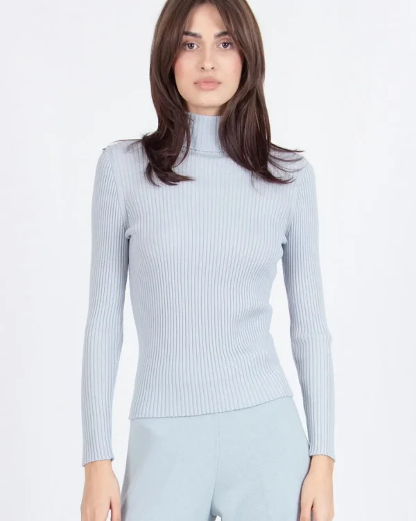 Ivko ribgebreide coltrui in zachte blauwtint – voorkant, Sjosz Mode Zutphen