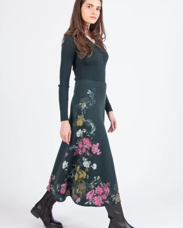 IVKO rok Furnishing Florals Forest – gebreide donkergroene rok met bloemendessin in roze, geel en wit, Sjosz Mode Zutphen