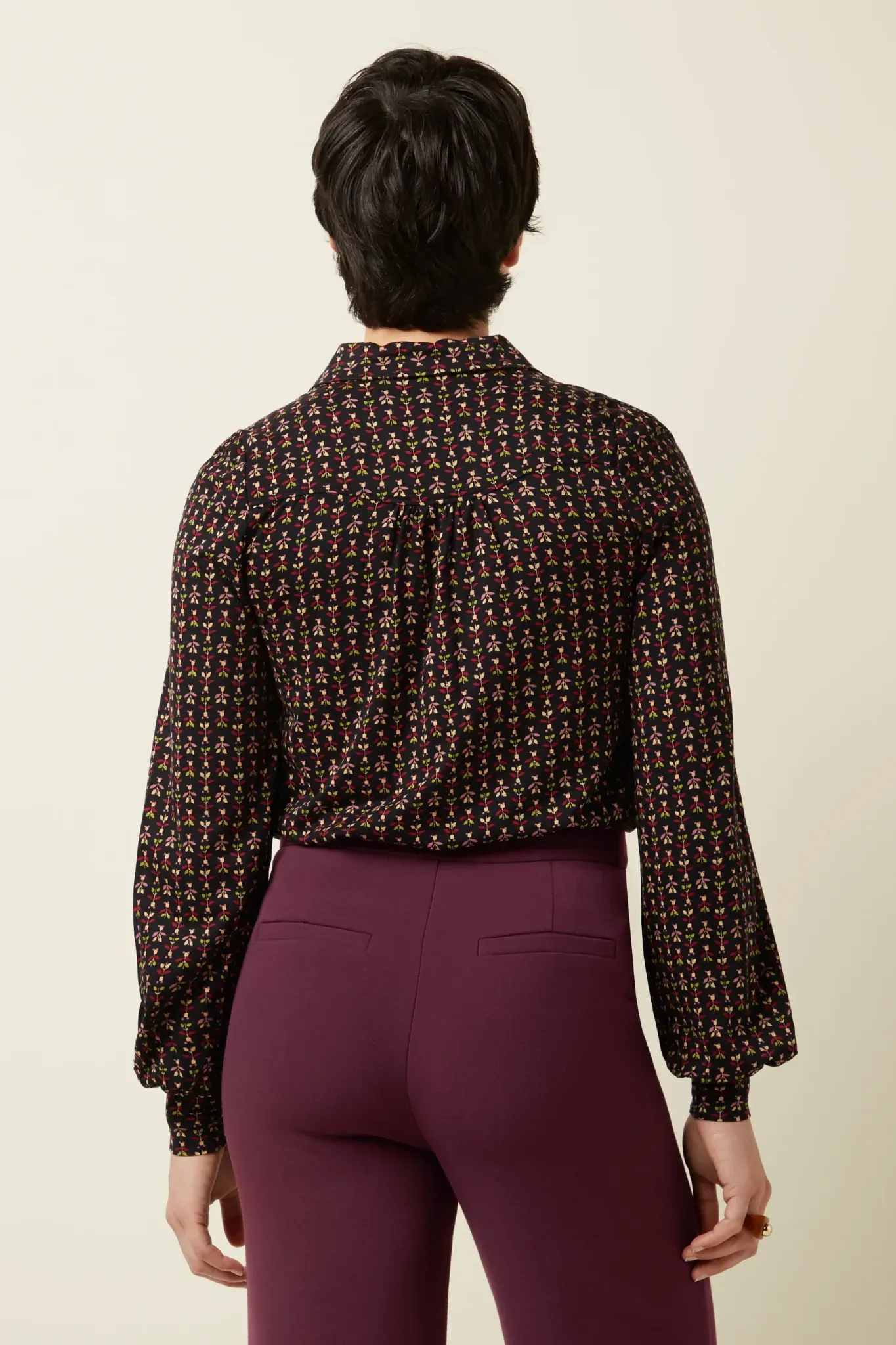 king louie blouse Carina jangle b_compressed King Louie Blouse Carina Jangle black – achterkant met subtiele print en ballonmouwen, Sjosz Mode Zutphen