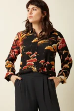 King Louie Blouse Maisie Neve Black – voorkant met Japanse bloemenprint in rood- en goudtinten, Sjosz Mode Zutphen