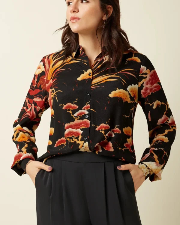 King Louie Blouse Maisie Neve Black – voorkant met Japanse bloemenprint in rood- en goudtinten, Sjosz Mode Zutphen