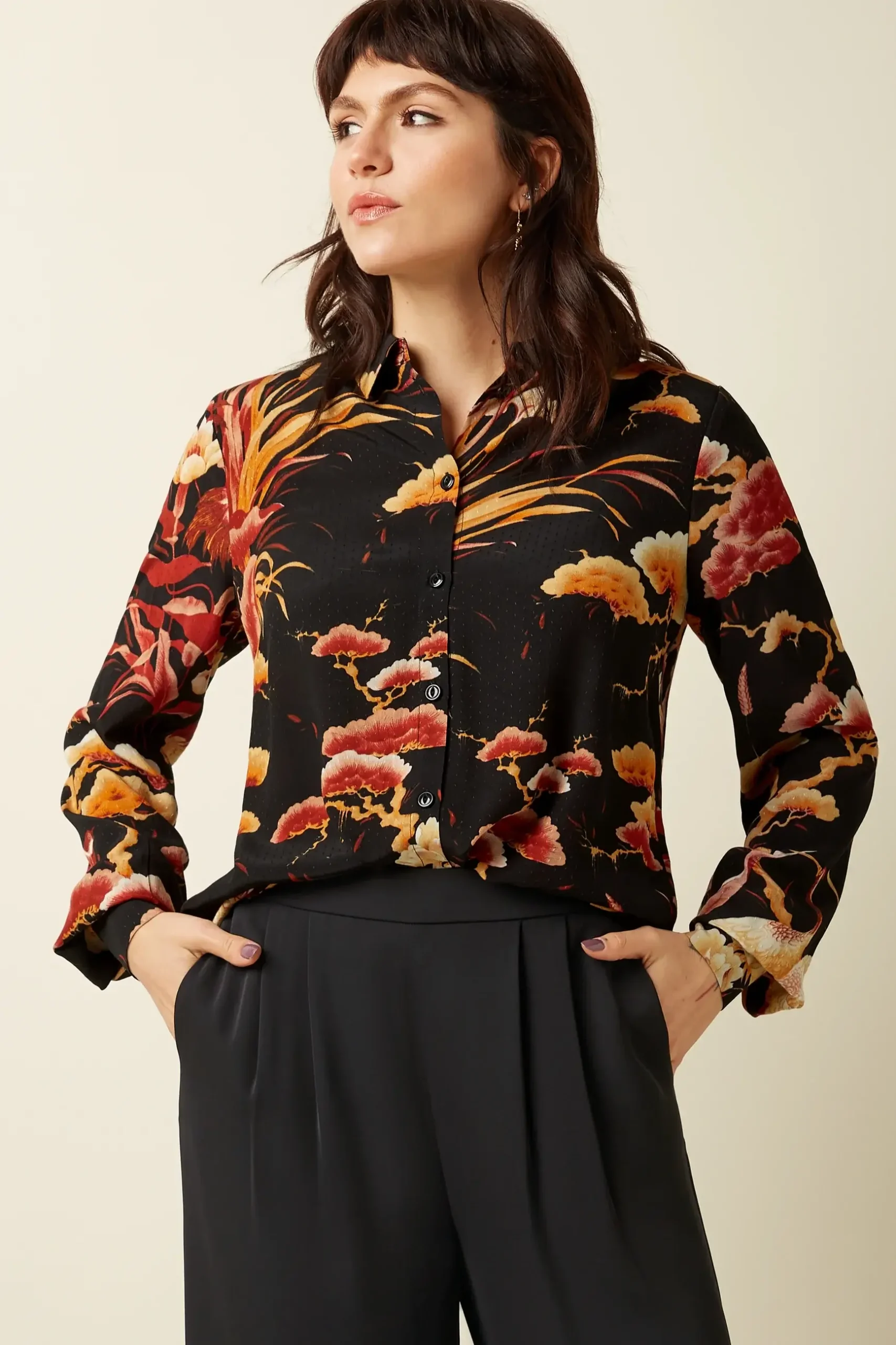 king louie blouse neve a (1) King Louie Blouse Maisie Neve Black – voorkant met Japanse bloemenprint in rood- en goudtinten, Sjosz Mode Zutphen