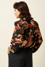 King Louie Blouse Maisie Neve Black – achterkant met elegante print van bloemen en vogels, Sjosz Mode Zutphen