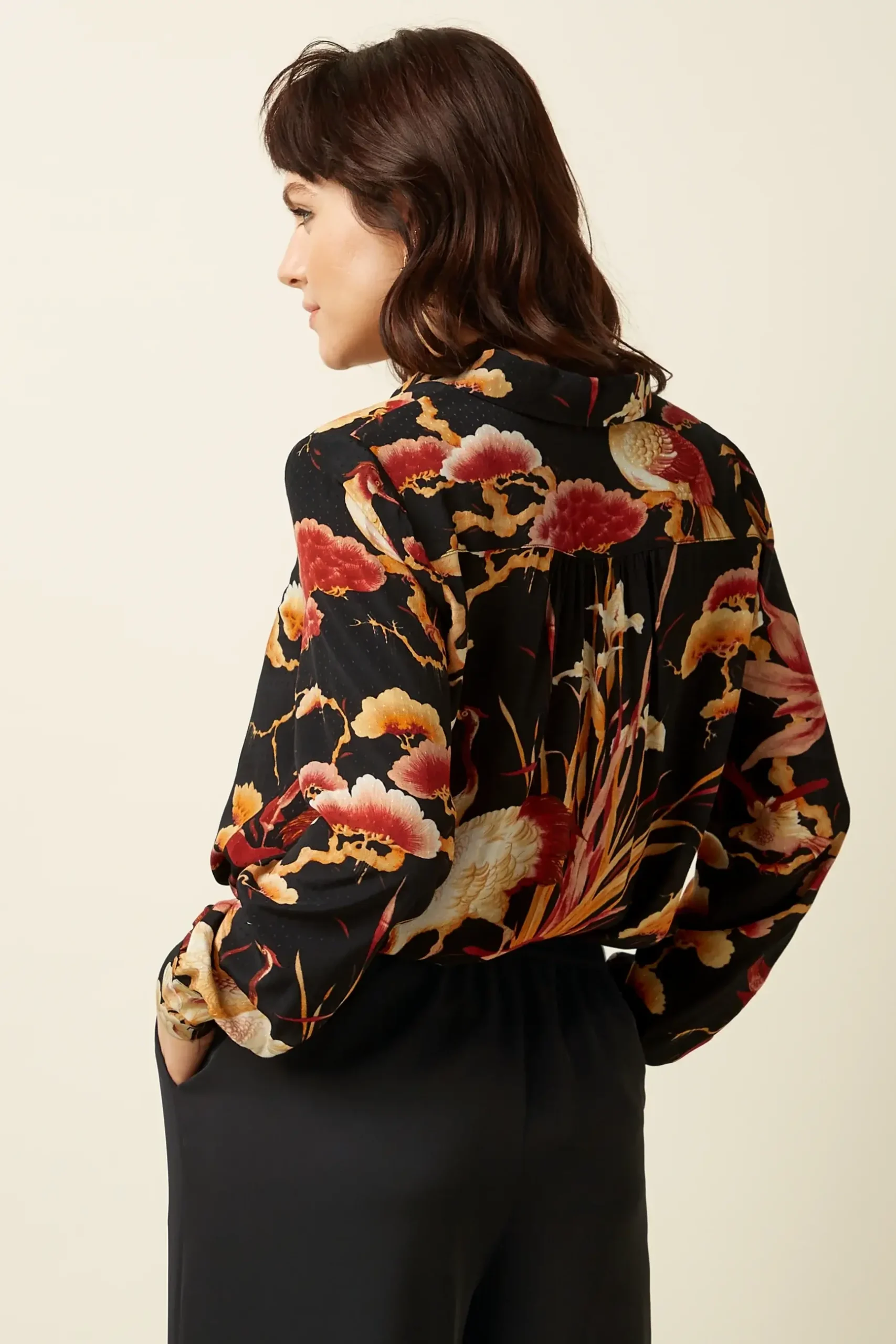 king louie blouse neve b (1) King Louie Blouse Maisie Neve Black – achterkant met elegante print van bloemen en vogels, Sjosz Mode Zutphen