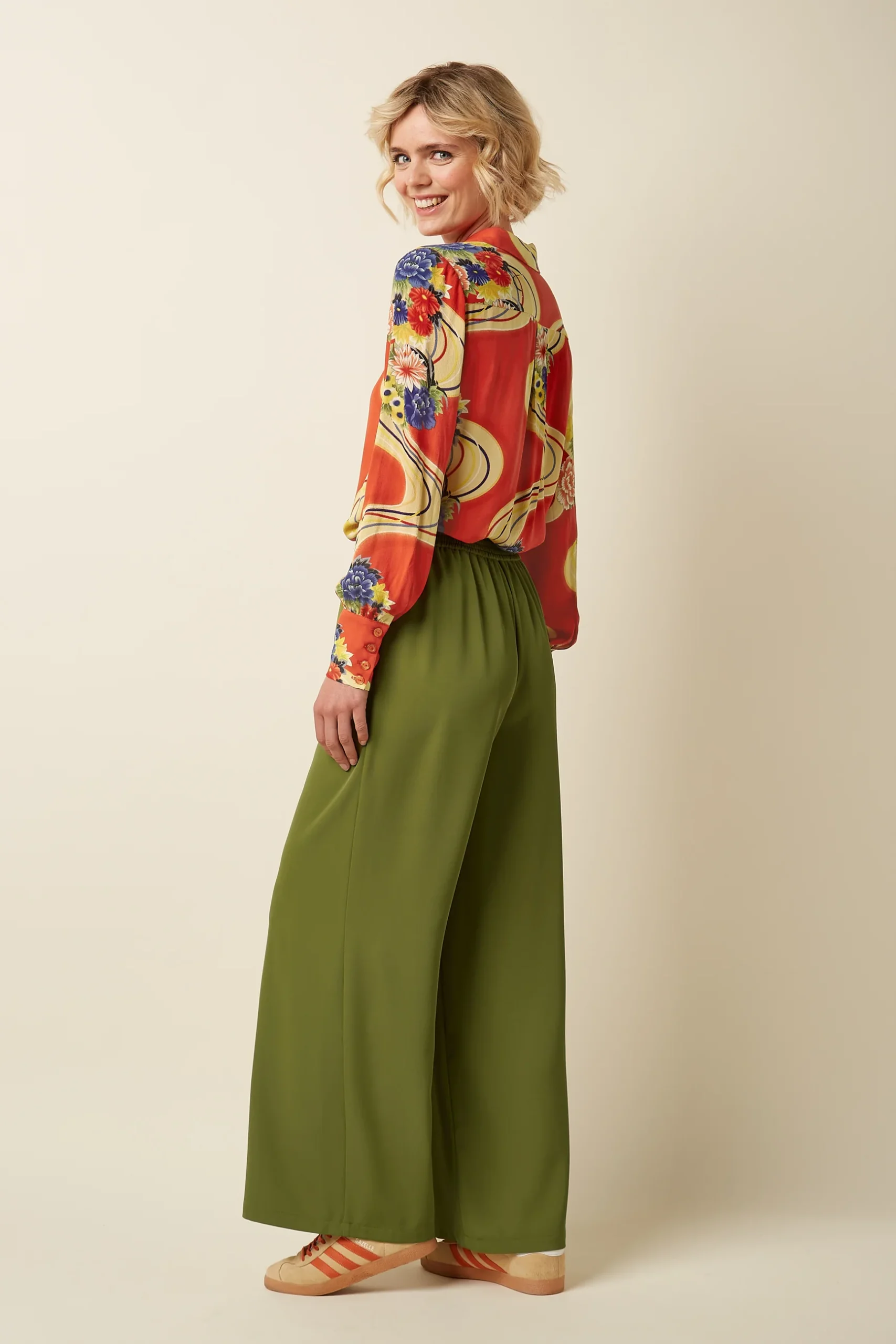 king louie fanna b King Louie wijde pantalon in olijfgroene tint – achterkant, Sjosz Mode Zutphen