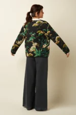 King Louie quilted jas met botanisch dessin – achterkant, Sjosz Mode Zutphen