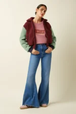 King Louie Fay Jacket Teddy Beet Red – voorkant in bordeaux met mintgroene mouwen, retro stijl bij Sjosz Mode Zutphen
