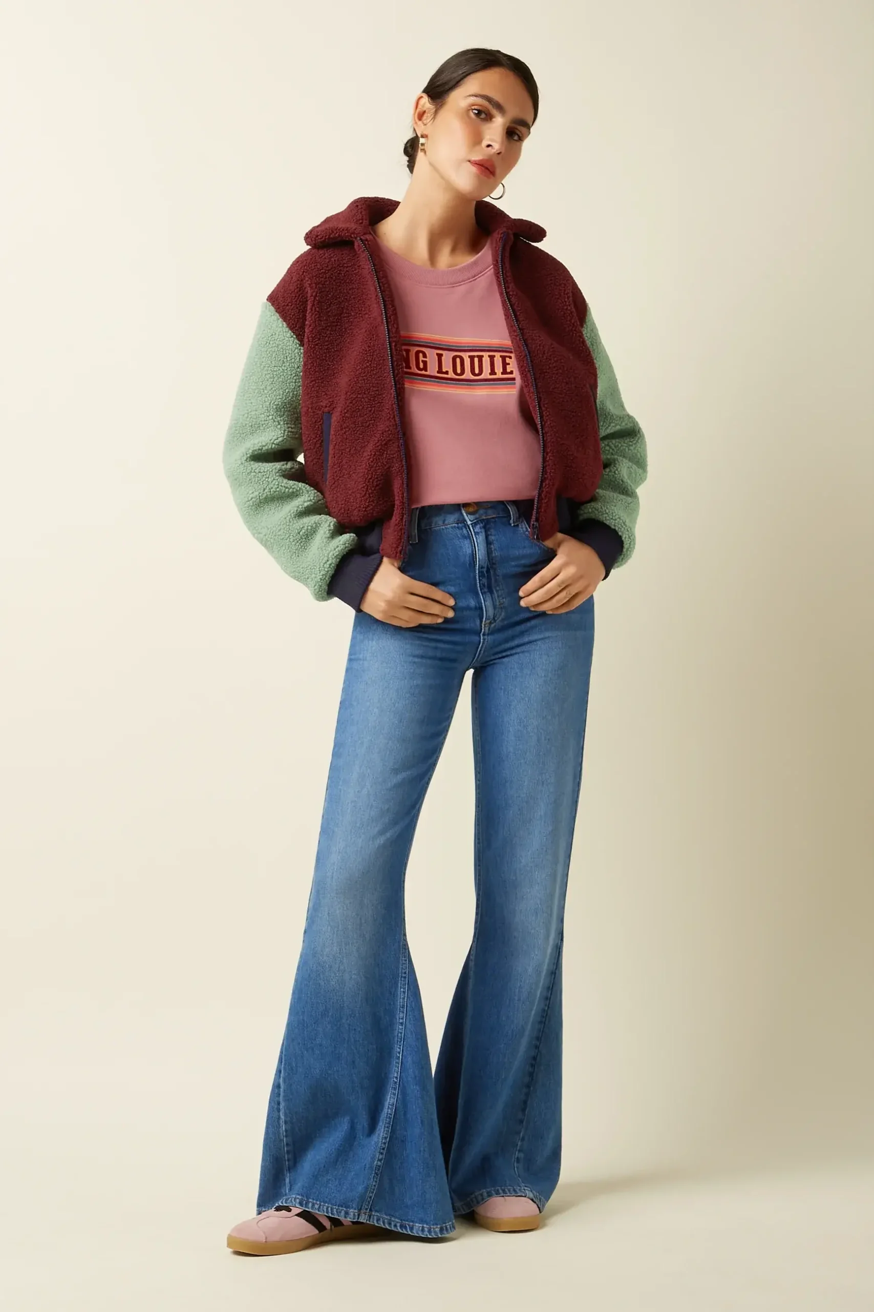 king louie jacket fay (1) King Louie Fay Jacket Teddy Beet Red – voorkant in bordeaux met mintgroene mouwen, retro stijl bij Sjosz Mode Zutphen