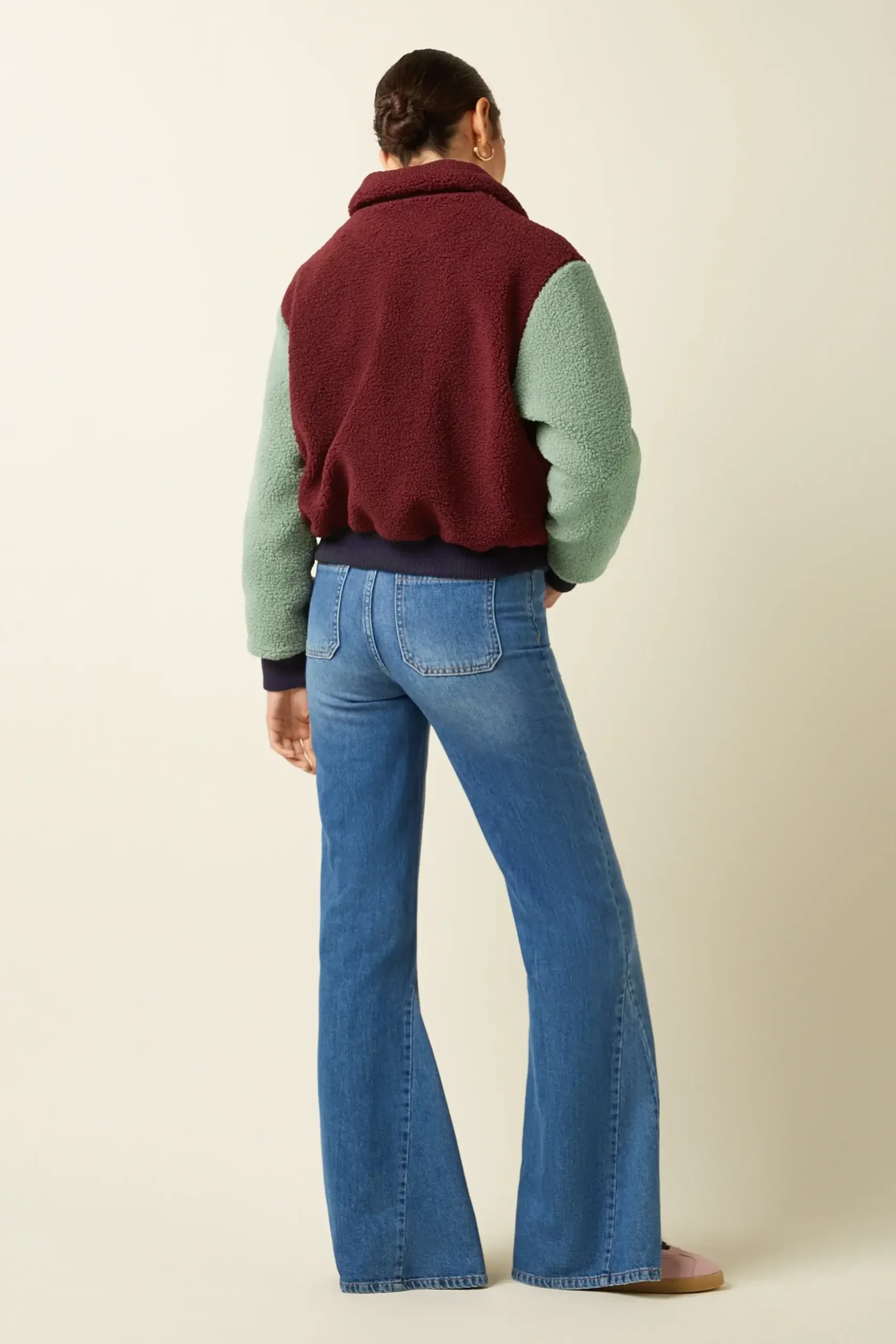 king louie jacket fay b (1) King Louie Fay Jacket Teddy Beet Red – achterkant van het jack met zachte teddy-structuur en sportieve pasvorm, Sjosz Mode Zutphen