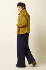 King Louie korte jas van wolblend in okergeel – achterkant, Sjosz Mode Zutphen