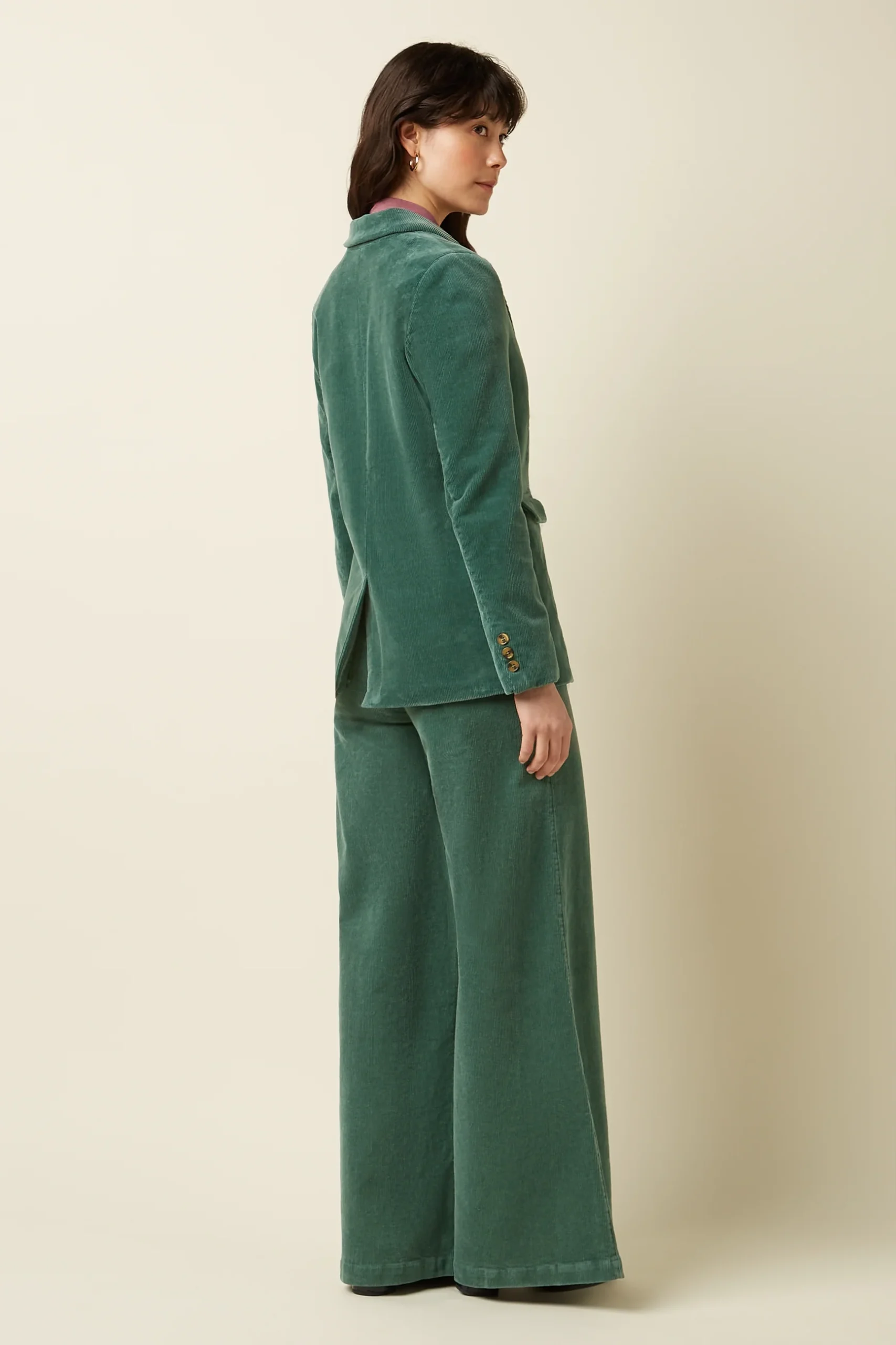 king louie tina cord b King Louie blazer in zachte ribstof, matcha green – achterkant, Sjosz Mode Zutphen